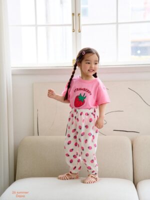 DM_20260406105634_001 26SS 韓國童裝 大草莓上衣滿版草莓長褲套裝