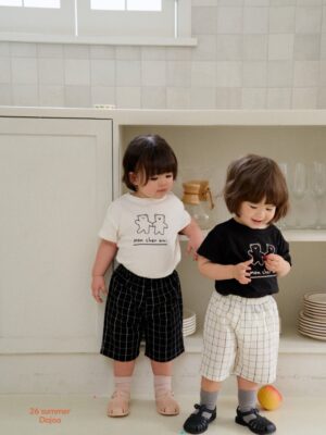 DM_20260406110211_005 26SS 韓國童裝 線條小熊上衣格子短褲套裝