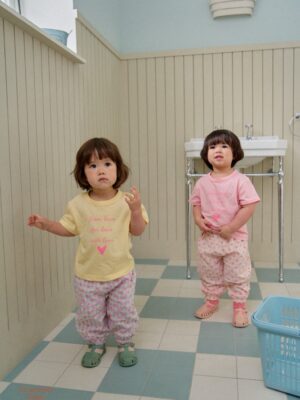 DM_20260406110605_001 26SS 韓國童裝 甜蜜愛心上衣滿版心縮口長褲套裝